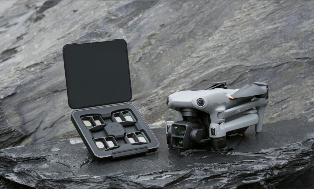 Conjunto de filtros para drones ao lado de um drone.