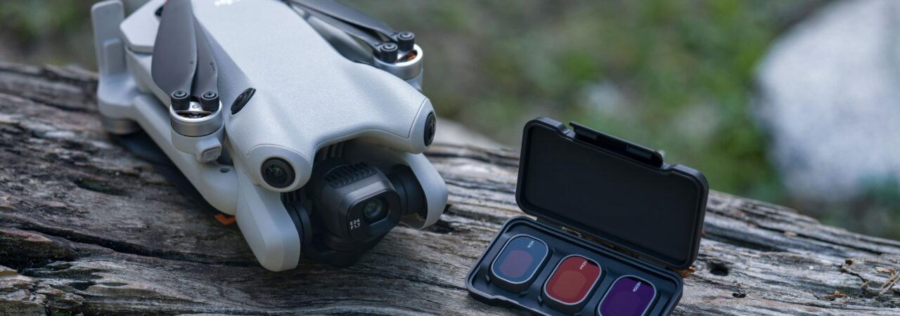 Filtros para drones e um drone ao lado.