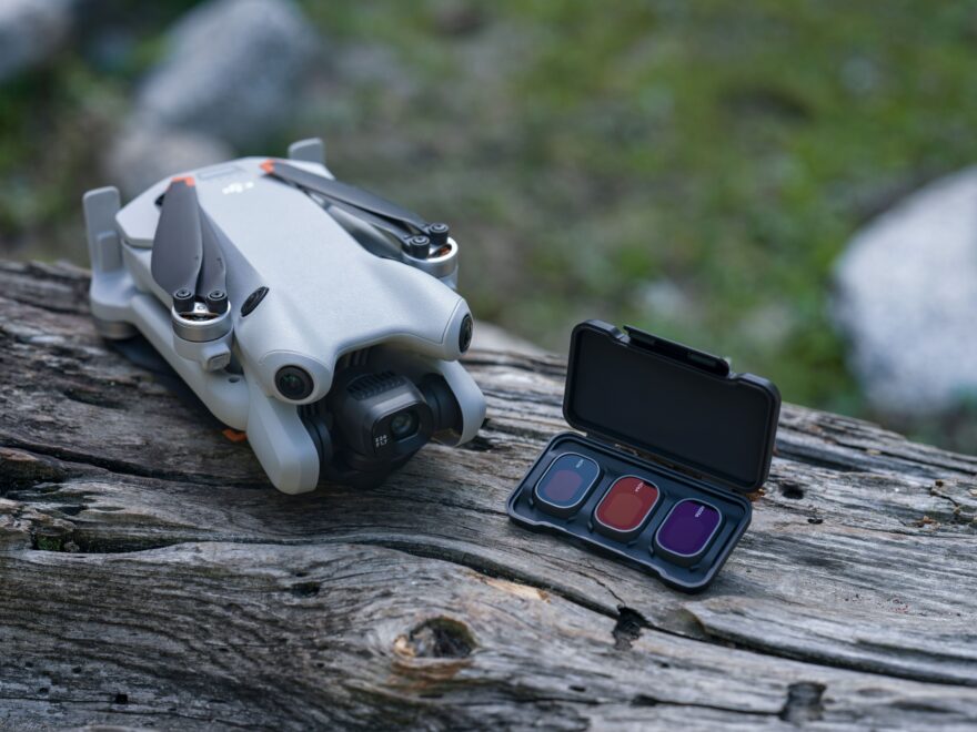 Filtros para drones e um drone ao lado.