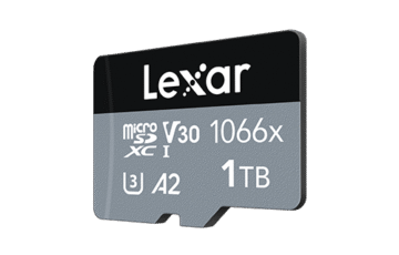 Foto em close-up de um cartão de memória Lexar de 1 TB. A imagem destaca as marcações V30, U3 e A2, que indicam ser um cartão de alta velocidade para gravação de vídeos em 4K.