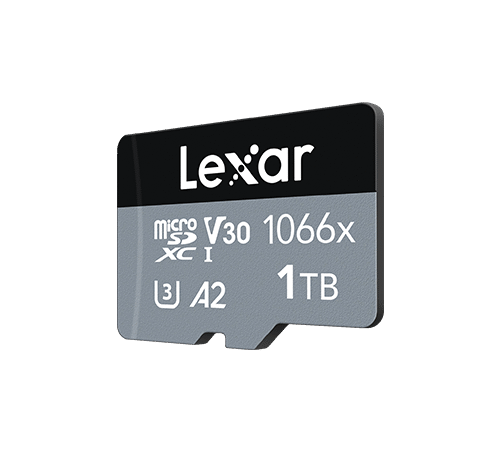 Foto em close-up de um cartão de memória Lexar de 1 TB. A imagem destaca as marcações V30, U3 e A2, que indicam ser um cartão de alta velocidade para gravação de vídeos em 4K.