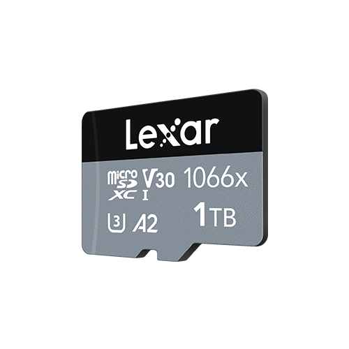 Foto em close-up de um cartão de memória Lexar de 1 TB. A imagem destaca as marcações V30, U3 e A2, que indicam ser um cartão de alta velocidade para gravação de vídeos em 4K.