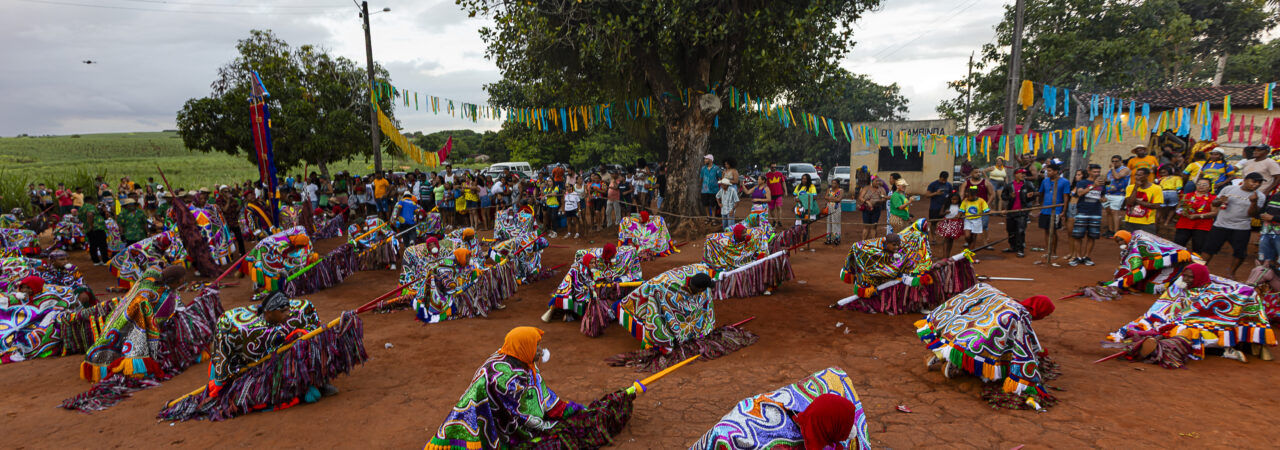 Caboclos de Lança se apresentando no Maracatu Cambinda Brasileira, em Pernambuco. Fotografia: Társio Alves.