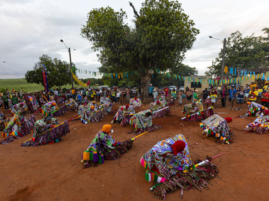 Caboclos de Lança se apresentando no Maracatu Cambinda Brasileira, em Pernambuco. Fotografia: Társio Alves.