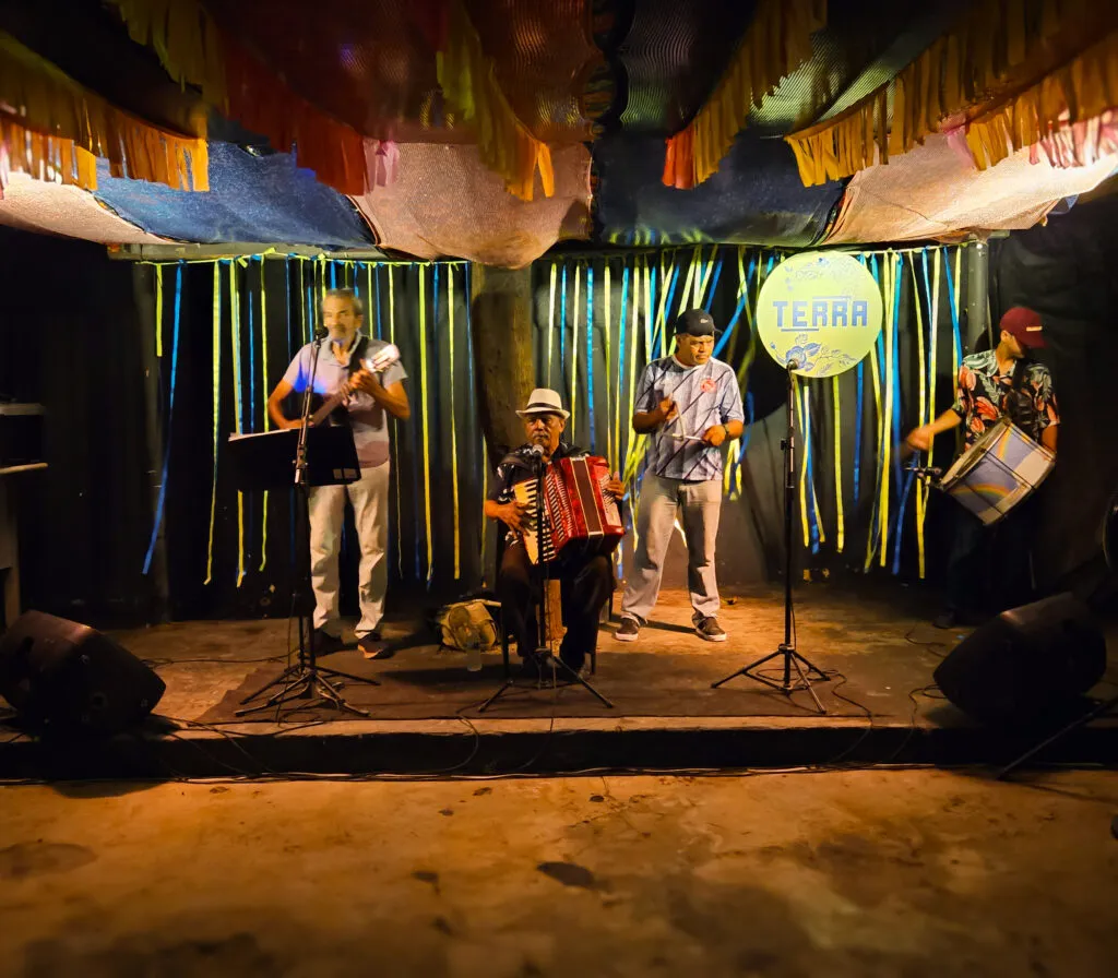 Seu Benedito da Macuca tocando sanfona publicado no Canal Nau Catarineta